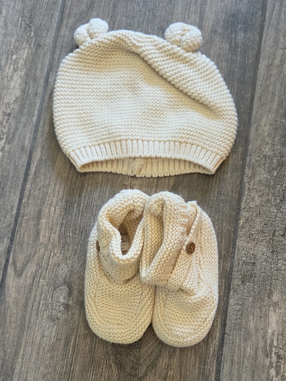 GAP Baby EUC 6-12 Months Cream Knit Baby Booties and Hat Set